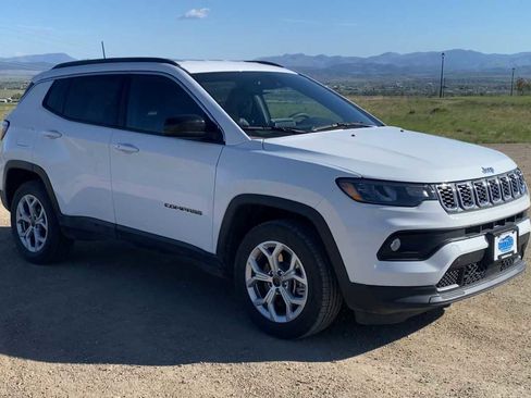 Used 2025 Jeep Compass Latitude AWD/4WD image 2