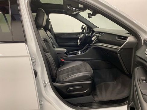 Used 2023 Jeep Grand Cherokee L Altitude image 29