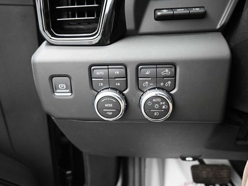Used 2024 GMC Sierra 2500 AT4 w/ AT4 Premium Plus Package AWD/4WD image 10