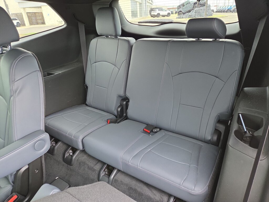 Used 2023 Buick Enclave Essence AWD/4WD image 12