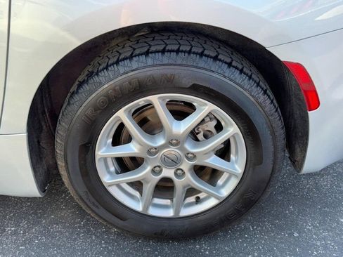 Used 2024 Chrysler Pacifica Touring-L FWD image 8