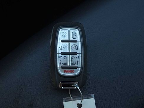 Used 2024 Chrysler Pacifica Limited FWD image 28