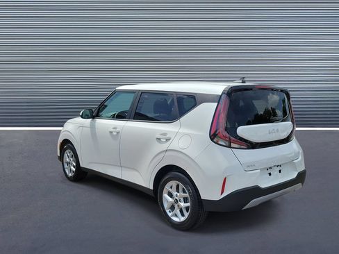Used 2025 Kia Soul LX w/ LX Technology Package FWD image 4