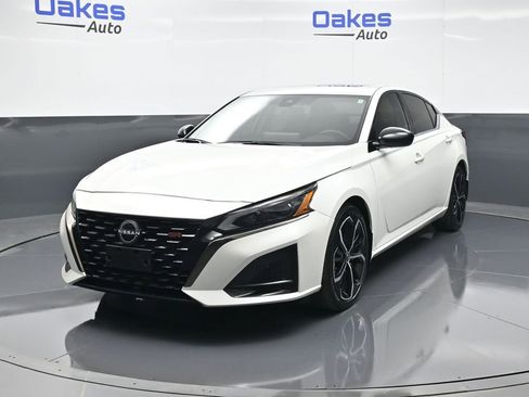 Used 2024 Nissan Altima 2.5 SR w/ SR Premium Package image 4