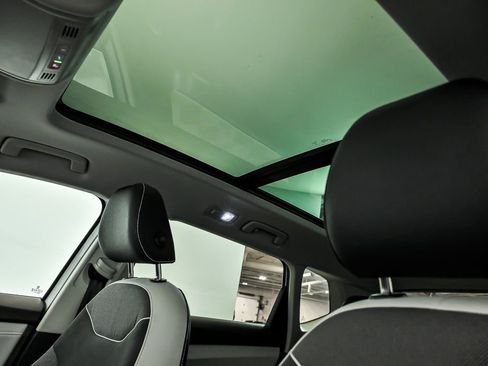 Used 2025 Volkswagen Taos SE w/ Panoramic Sunroof Package image 14