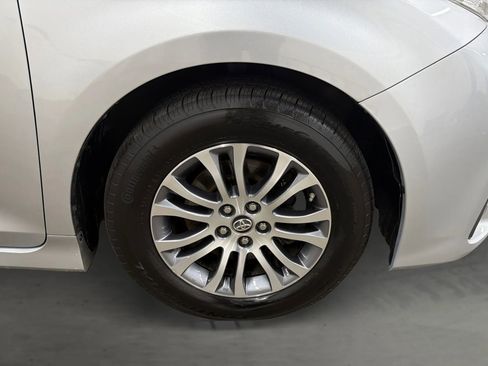 Used 2019 Toyota Sienna XLE image 18