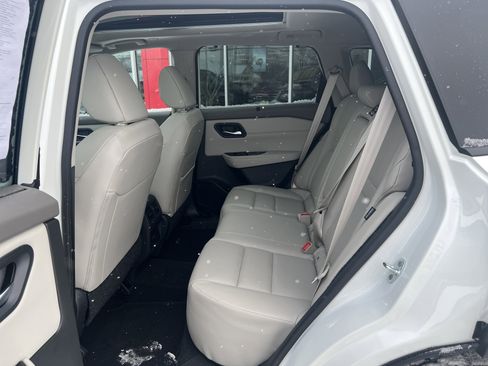 Used 2023 Nissan Rogue SV w/ SV Premium B Package image 7