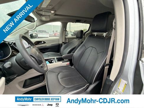 Used 2023 Chrysler Pacifica Limited FWD image 7