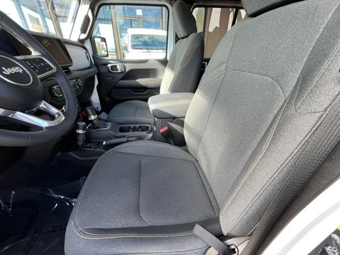 Used 2025 Jeep Wrangler Unlimited Sahara AWD/4WD image 27