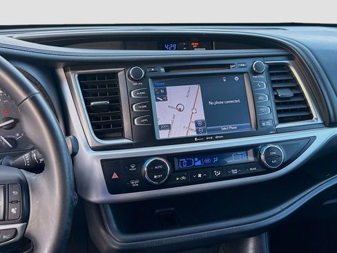 Used 2018 Toyota Highlander SE image 12