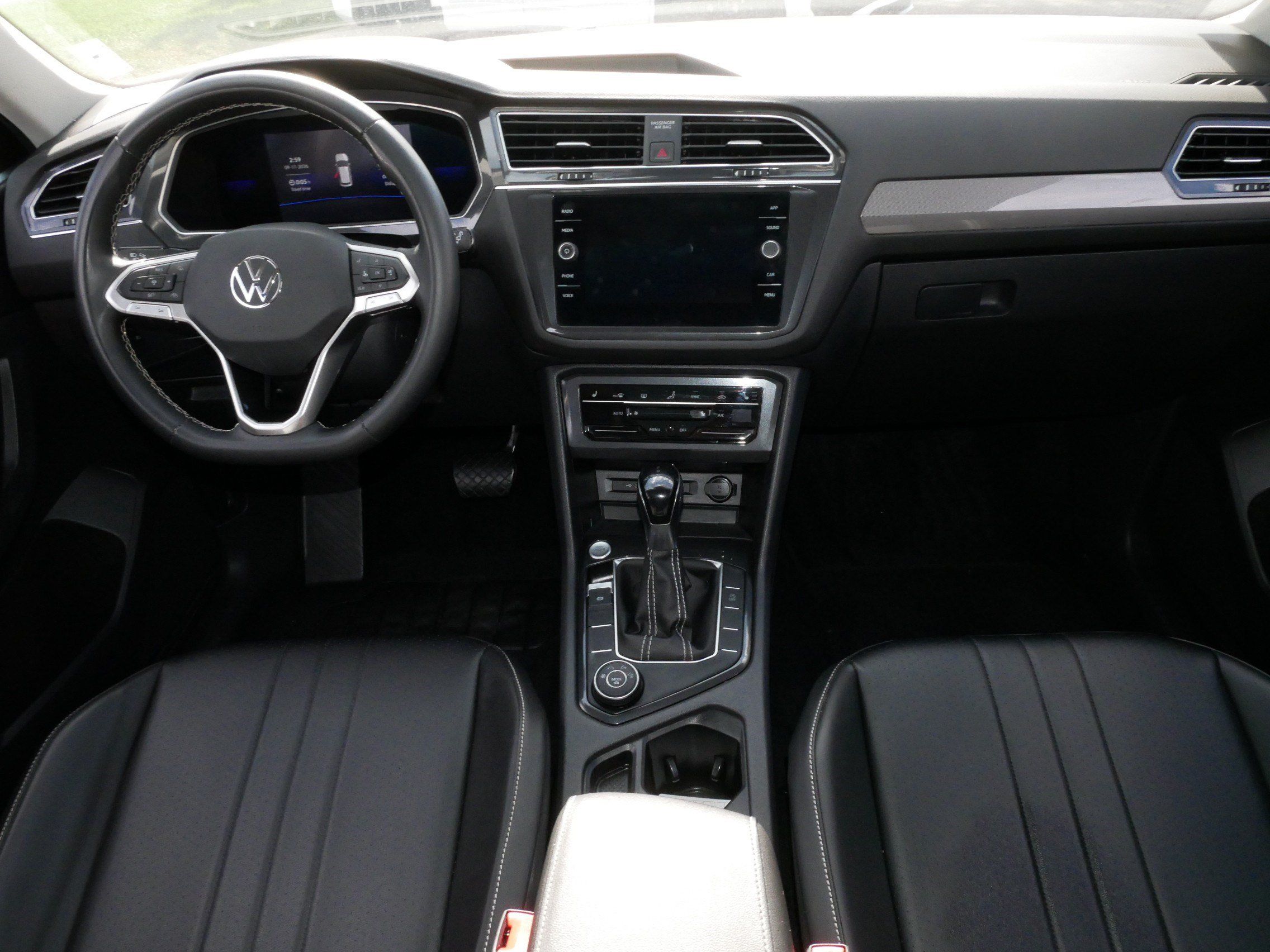 Used 2022 Volkswagen Tiguan SE w/ Panoramic Sunroof Package AWD/4WD image 36
