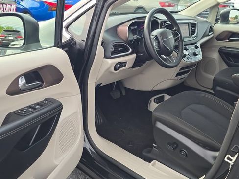 Used 2023 Chrysler Voyager LX FWD image 9
