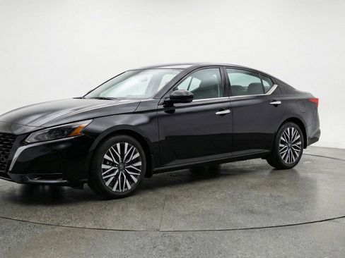 Used 2025 Nissan Altima 2.5 SV image 3