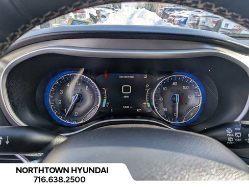 Used 2024 Chrysler Pacifica Touring-L image 8