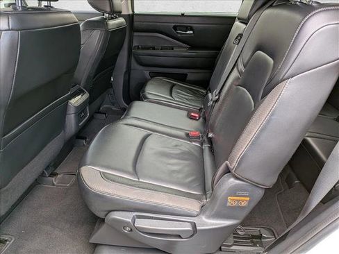 Used 2023 Nissan Pathfinder SL image 17