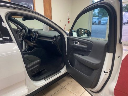 Used 2022 Volvo XC40 T5 R-Design AWD/4WD image 10