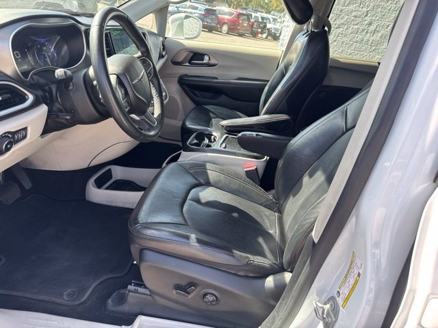Used 2022 Chrysler Pacifica Touring-L FWD image 11
