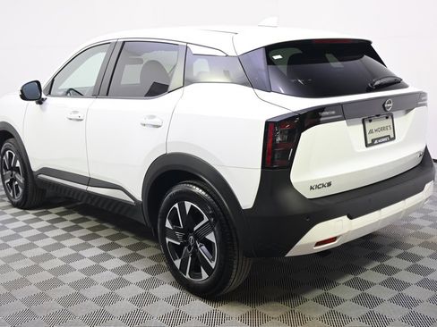 Used 2025 Nissan Kicks SV image 3