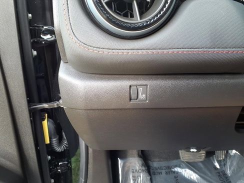 Used 2024 Chevrolet Colorado Z71 w/ Z71 Convenience Package 2 image 31