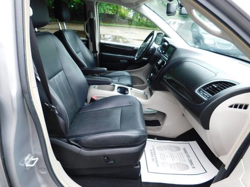 Used 2014 Chrysler Town & Country Touring-L w/ Driver Convenience Group FWD image 27