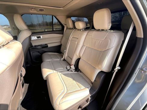 Used 2020 Ford Explorer Platinum w/ Premium Technology Package image 18