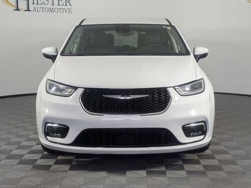 Used 2023 Chrysler Pacifica Touring-L FWD image 3