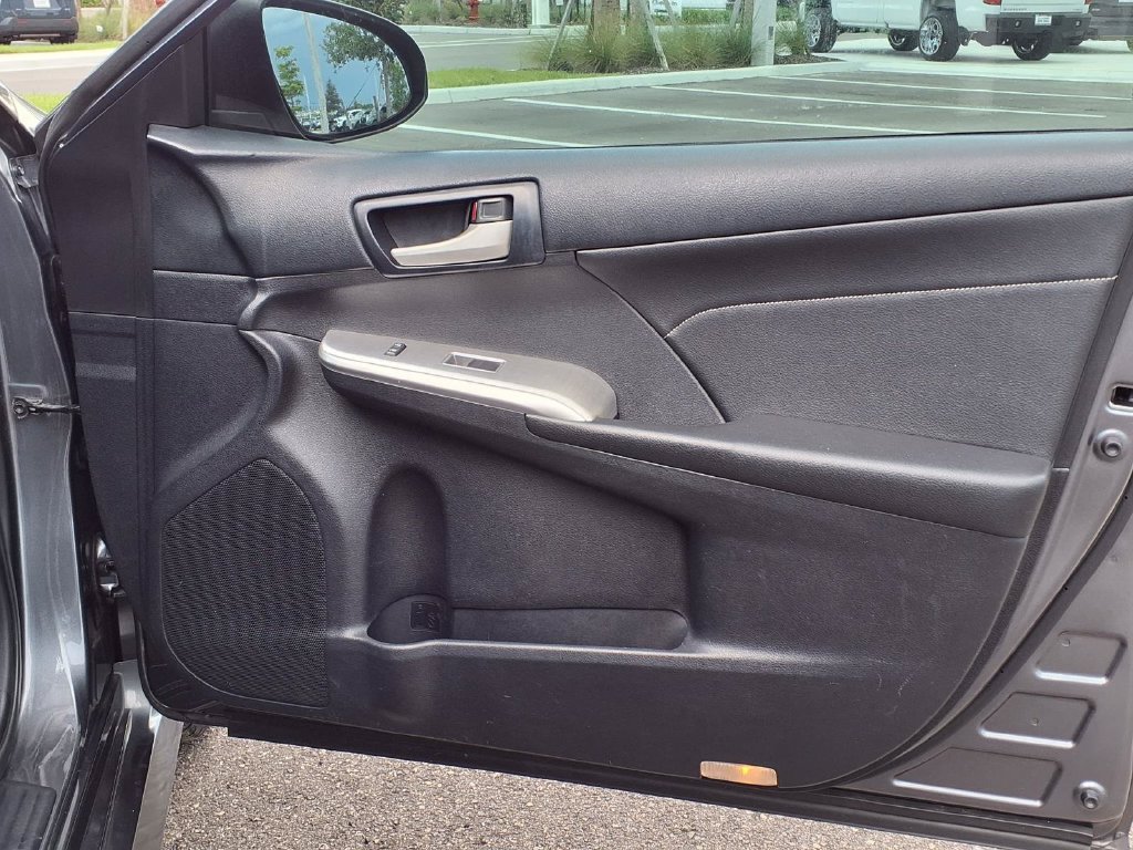 Used 2013 Toyota Camry SE w/ Leather Pkg FWD image 14