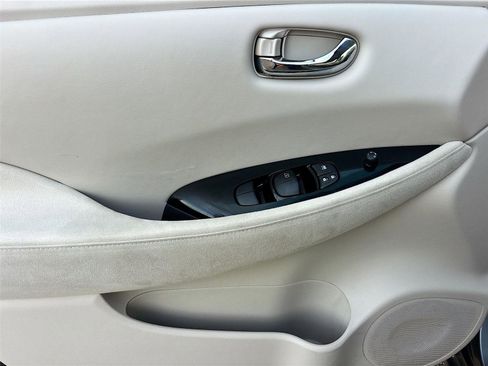 Used 2016 Nissan Leaf SV FWD image 18