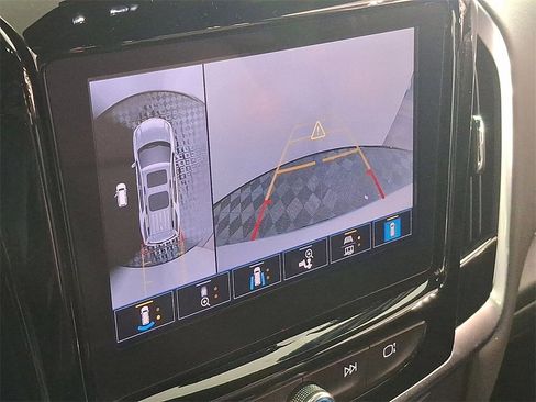 Used 2022 Chevrolet Traverse LT w/ LT Premium Package image 4