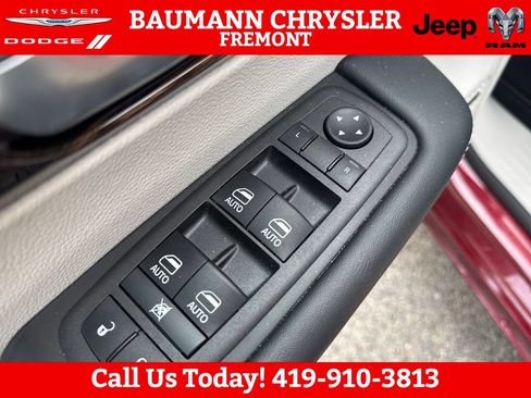 Used 2022 Chrysler Pacifica Limited AWD/4WD image 11