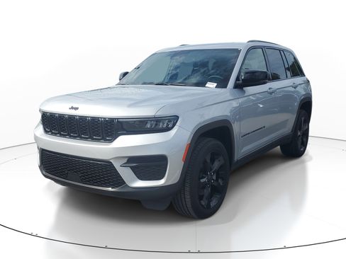 Used 2024 Jeep Grand Cherokee Altitude RWD image 4