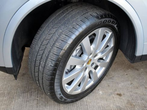 Used 2017 Porsche Cayenne Platinum Edition AWD/4WD image 46