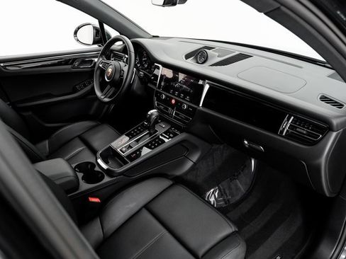 Used 2025 Porsche Macan image 24