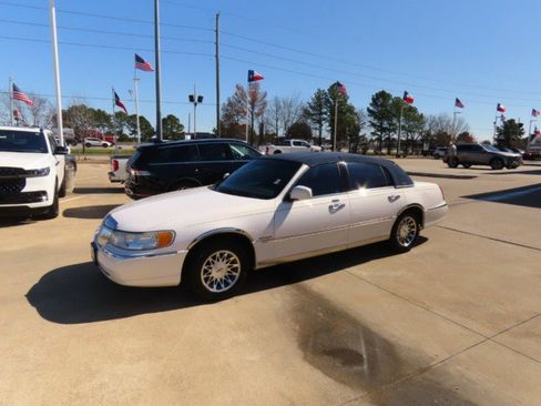 Used 2000 Lincoln Town Car Signature image 2