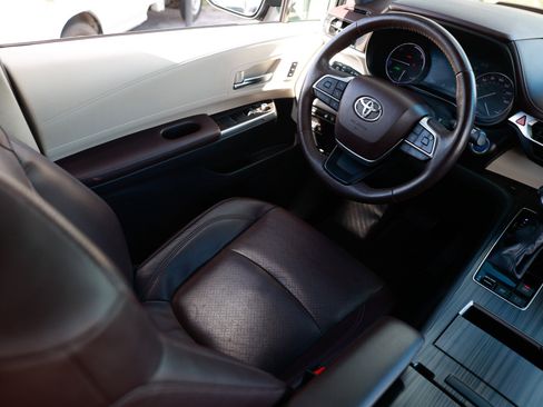 Used 2021 Toyota Sienna Platinum image 25