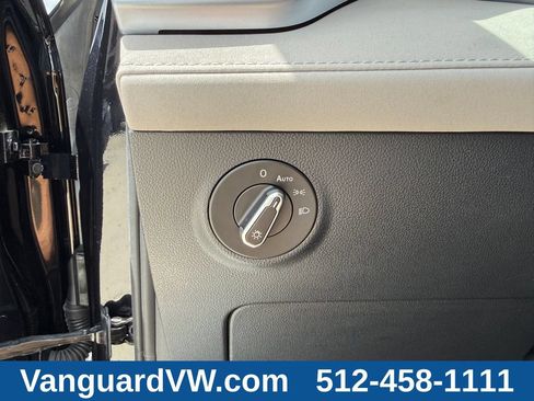Used 2025 Volkswagen Taos SE w/ Panoramic Sunroof Package FWD image 23