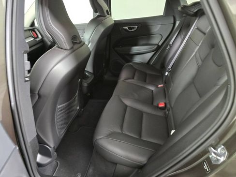 Used 2020 Volvo XC60 T5 Momentum w/ Protection Package AWD/4WD image 18