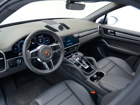 Used 2022 Porsche Cayenne image 4