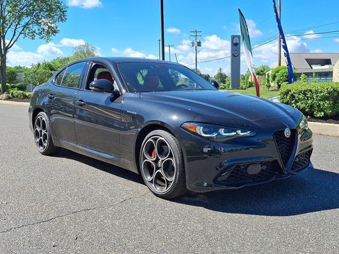 Used 2024 Alfa Romeo Giulia Veloce image 2