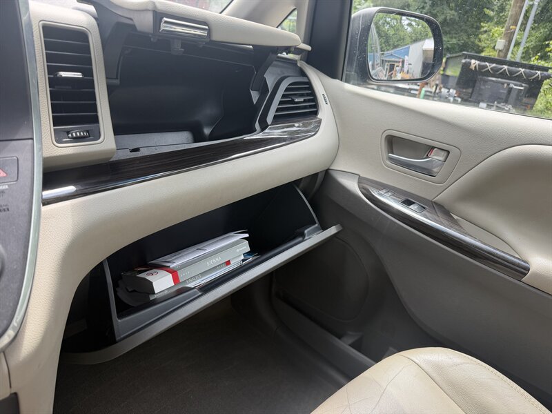 Used 2015 Toyota Sienna XLE w/ XLE Navigation Package AWD/4WD image 23
