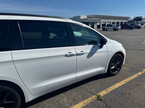 Used 2025 Chrysler Pacifica Limited FWD image 12