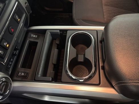 Used 2021 Nissan Titan SV w/ SV Convenience Package image 21