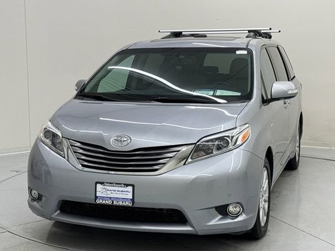 Used 2017 Toyota Sienna AWD image 1