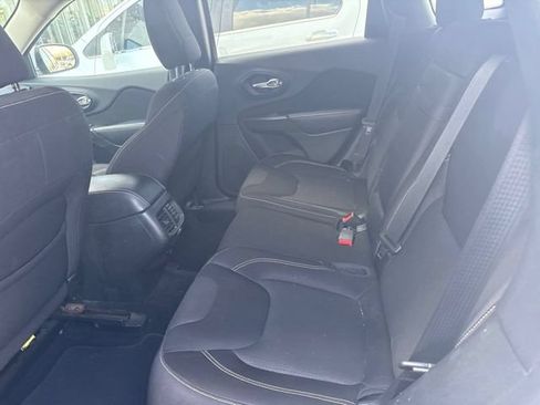 Used 2015 Jeep Cherokee Latitude FWD image 9