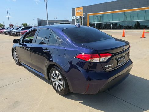 Used 2022 Toyota Corolla LE FWD image 3