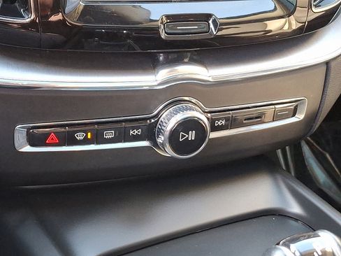 Used 2021 Volvo XC60 T5 Momentum w/ Premium Package image 16