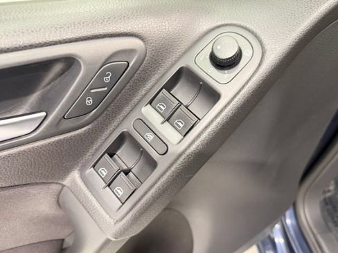 Used 2013 Volkswagen Golf 4-Door FWD image 16