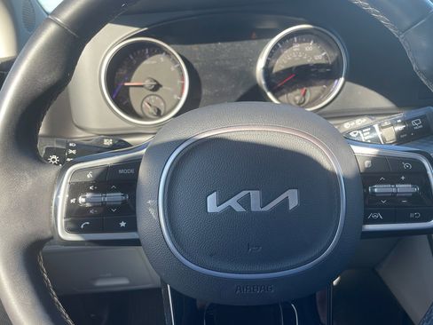 Used 2024 Kia Carnival LX image 13