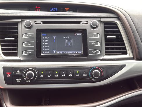 Used 2017 Toyota Highlander LE FWD image 16