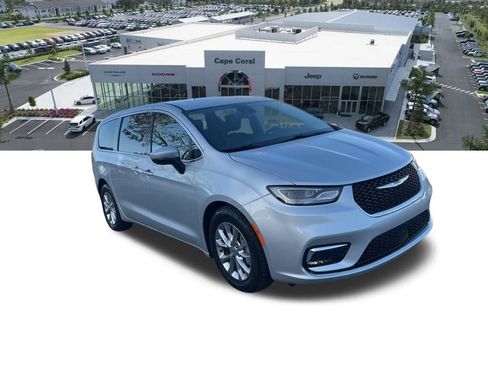 Used 2023 Chrysler Pacifica Touring-L image 10
